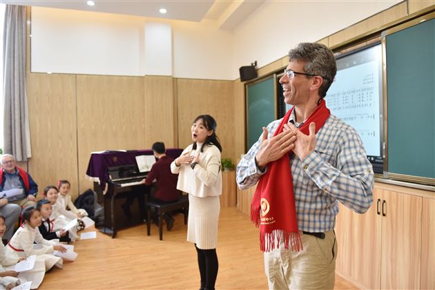以中文为媒 通友谊之桥——记美国孔子学院校友走进棠外