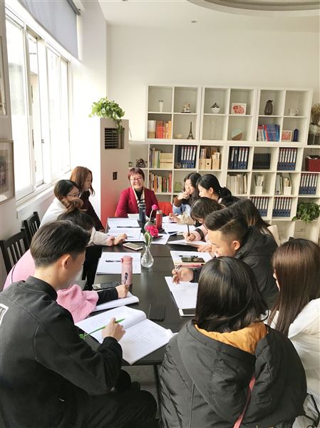 在分享中反思在评课中成长——记附小班主任杨梅工作室活动