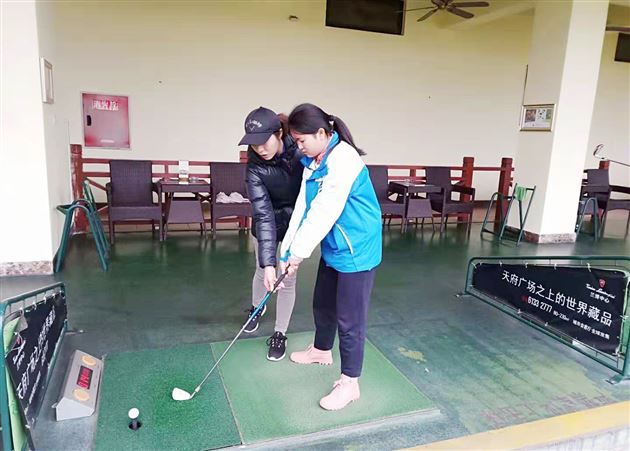 挥动青春放飞梦想——棠外国际部U-course综合素质课程之高尔夫、滑雪体验