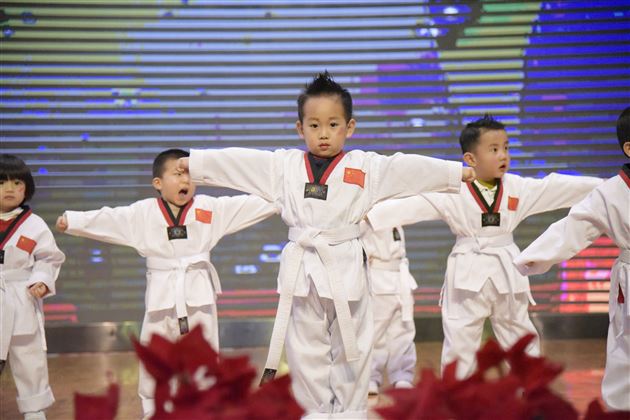 雏鹰昂头向天鸣 羽翼渐丰挥幼翅——飞鹰艺术团“雏鹰追梦”期末汇报活动