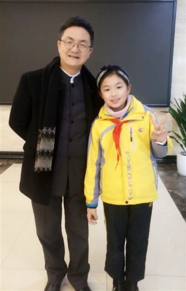 宋慧乔同学和颁奖嘉宾陈越叔叔合影