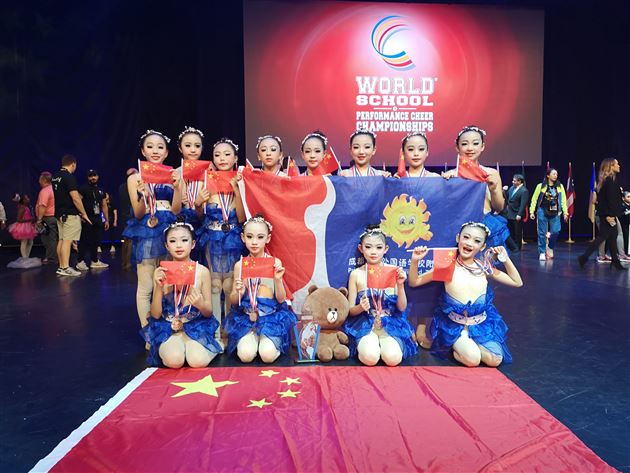 喜报:棠外附小啦啦队代表中国在2019世界中小学生啦啦操锦标赛上一举夺得青少年公开组和小学组两项世界季军