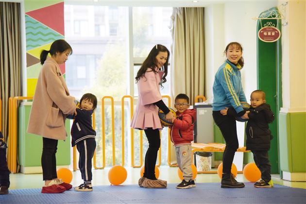 感受“她能量” 提升“她能量”——我校实验幼儿园“三八节”主题活动