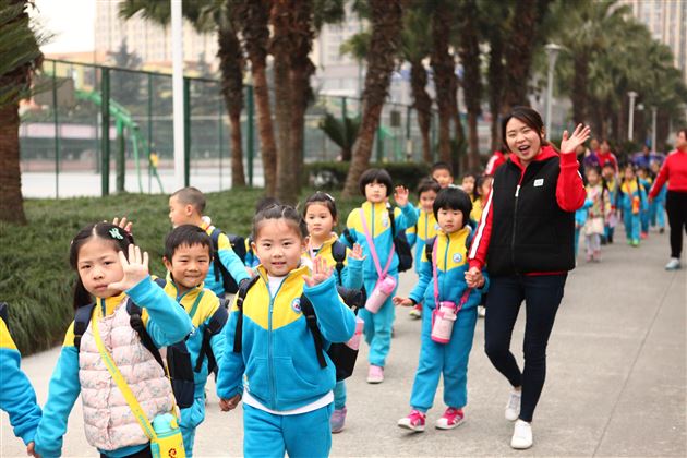 春风十里，不如春色里有个你——我校实验幼儿园举行春游活动