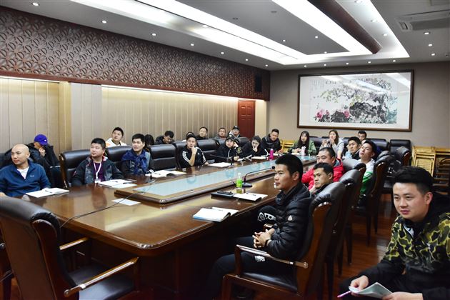 田径国家级裁判、双流区田径协会会长谢川老师莅临棠外为我校体育教师作指导