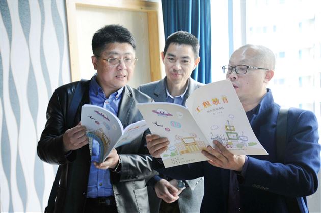 省教育科学研究院董洪丹副院长、信息中心郭斌主任莅临棠外附小指导STEM教育课程建设