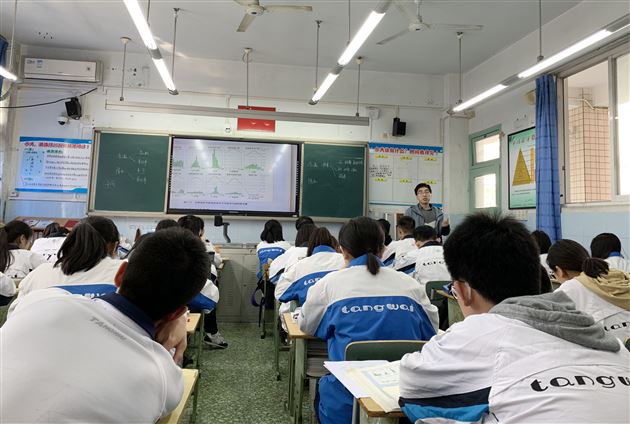 双流区教研员刘光文主任来我校指导高中地理教学