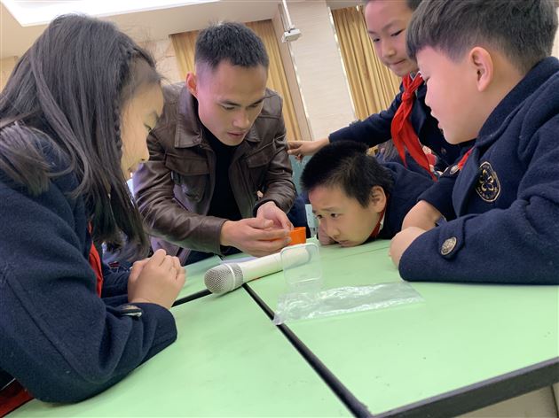 科技推动文明进程 课改打造趣味课堂——我校附小科学教师涂太根在双流区小学科学低段课堂教学研讨活动中献课