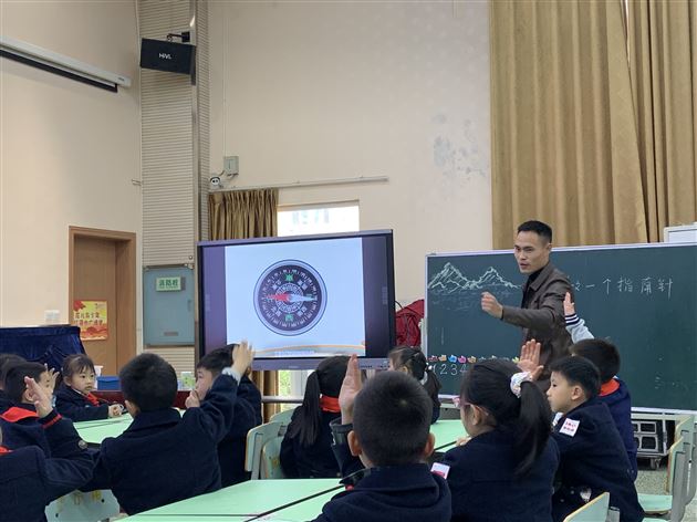 科技推动文明进程 课改打造趣味课堂——我校附小科学教师涂太根在双流区小学科学低段课堂教学研讨活动中献课