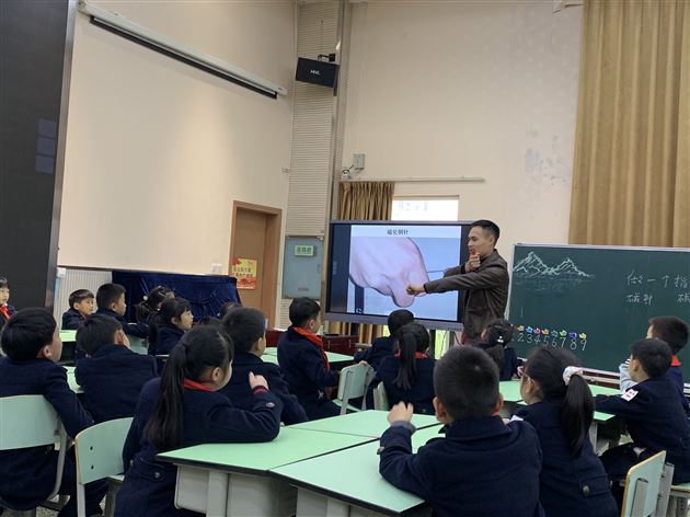 科技推动文明进程 课改打造趣味课堂——我校附小科学教师涂太根在双流区小学科学低段课堂教学研讨活动中献课
