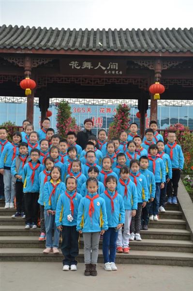 踏春寻花 花舞人间——记棠外附小三年级社会实践活动