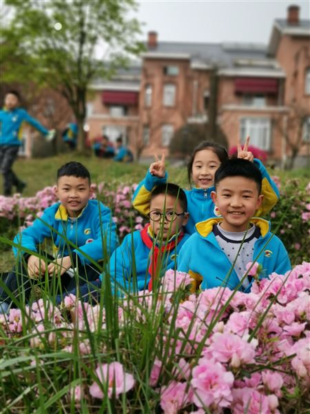 踏春寻花 花舞人间——记棠外附小三年级社会实践活动