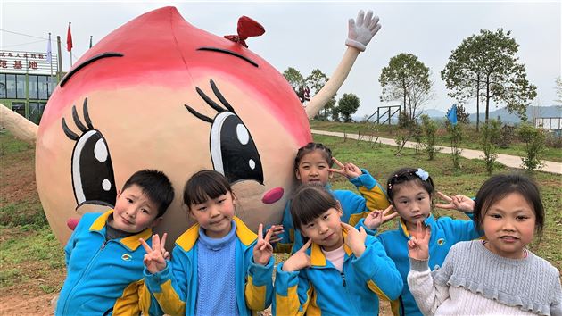 亲近自然 感受生活——记我校附小二年级春季社会实践活动
