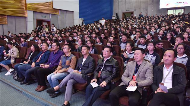 让艺术与快乐比翼齐飞——我校初2018级举行英语文化节汇报演出活动