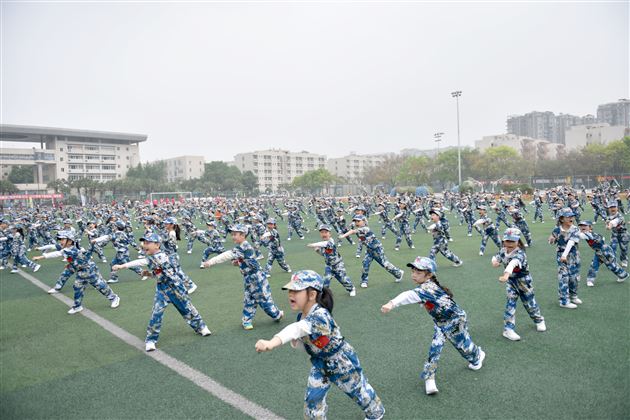迷彩军魂 我是小小兵——我校实验幼儿园举行春季亲子运动会