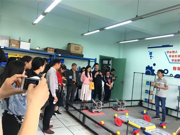 聚焦核心素养,理解课程体系——双流区小学信息技术教研活动在我校举行