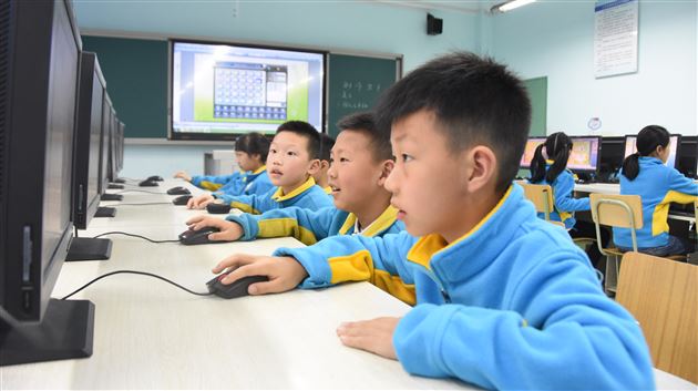 聚焦核心素养,理解课程体系——双流区小学信息技术教研活动在我校举行