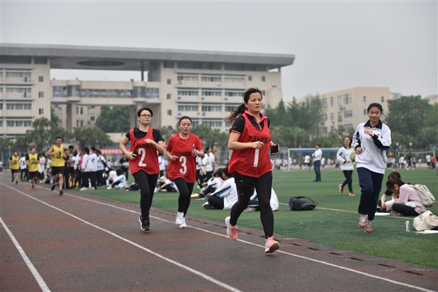 激情畅快 享受运动——我校首届教职工迷你马拉松比赛圆满举行