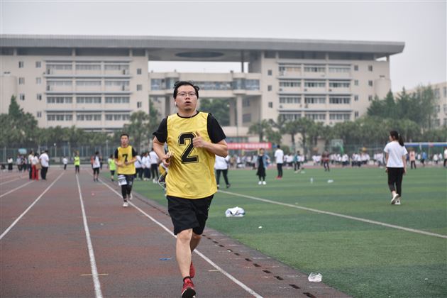 激情畅快 享受运动——我校首届教职工迷你马拉松比赛圆满举行