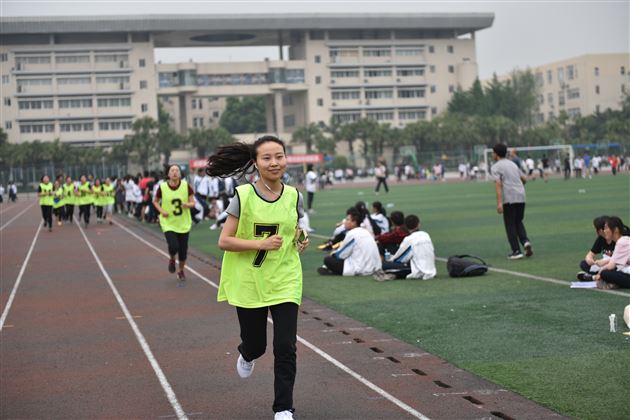 激情畅快 享受运动——我校首届教职工迷你马拉松比赛圆满举行