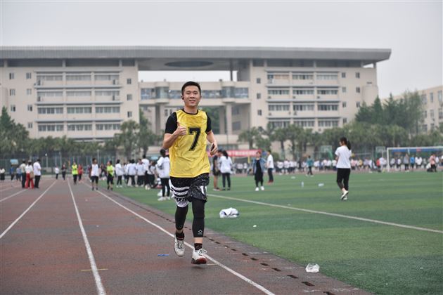 激情畅快 享受运动——我校首届教职工迷你马拉松比赛圆满举行