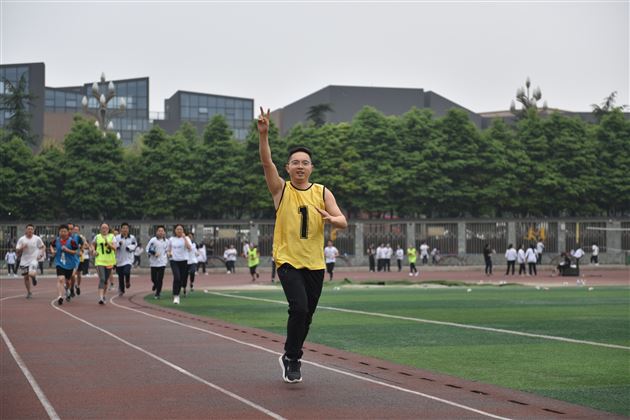 激情畅快 享受运动——我校首届教职工迷你马拉松比赛圆满举行