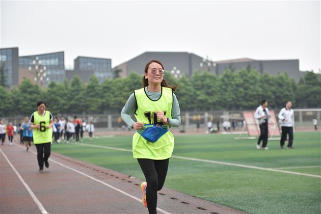 激情畅快 享受运动——我校首届教职工迷你马拉松比赛圆满举行