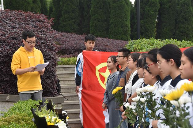 我校初中师生代表前往成都烈士陵园开展团队活动祭拜英烈