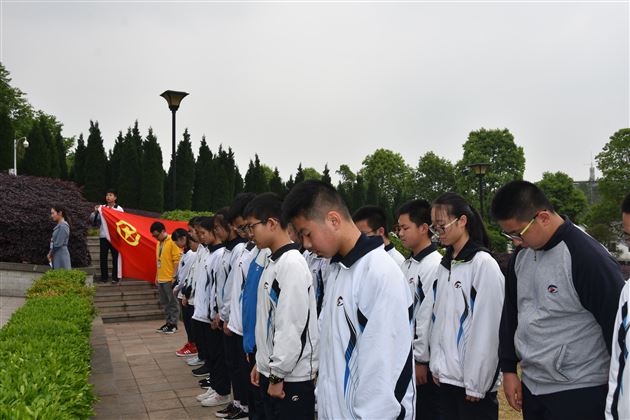 我校初中师生代表前往成都烈士陵园开展团队活动祭拜英烈