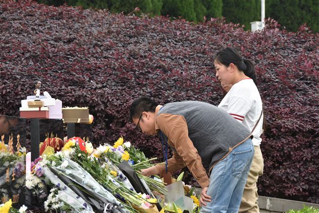 我校初中师生代表前往成都烈士陵园开展团队活动祭拜英烈