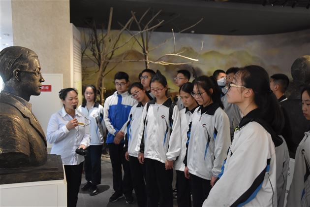 我校初中师生代表前往成都烈士陵园开展团队活动祭拜英烈