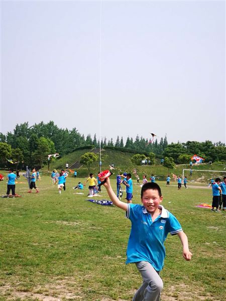 享受童年乐翻天 放飞风筝趣无边——记我校附小三年级研学活动