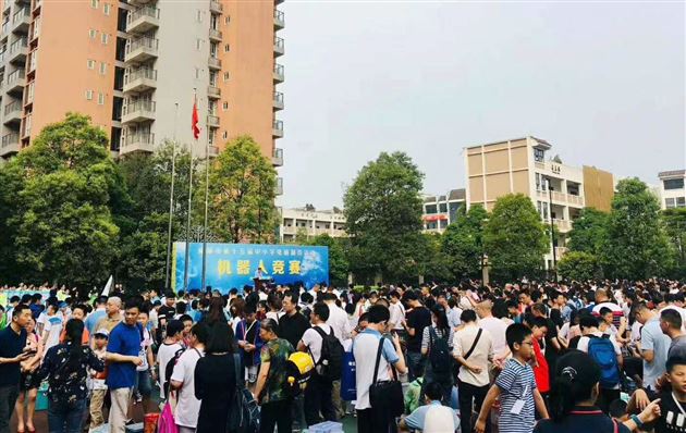 我校附小学生在成都市中小学电脑制作活动机器人竞赛中勇夺第一名
