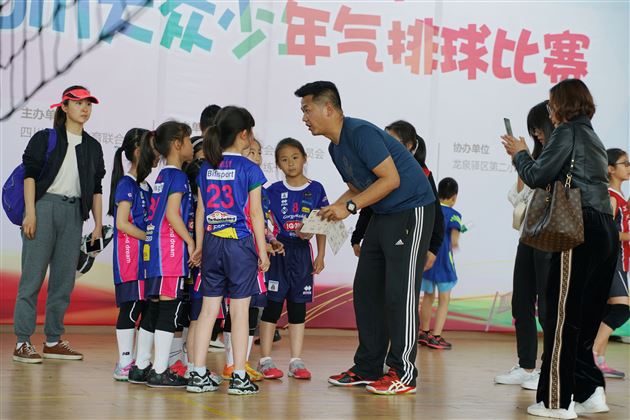 斗力频催鼓 争都更上筹——我校附小参加省、市大众气排球比赛获佳绩