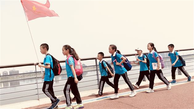 小脚量春天 远足致童年——记我校附小四年级研学活动