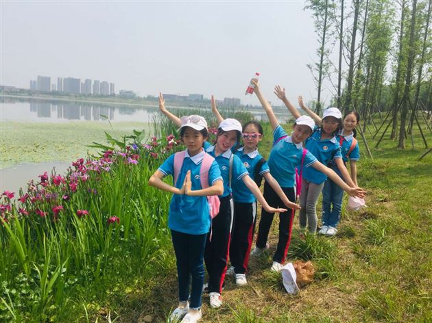 小脚量春天 远足致童年——记我校附小四年级研学活动