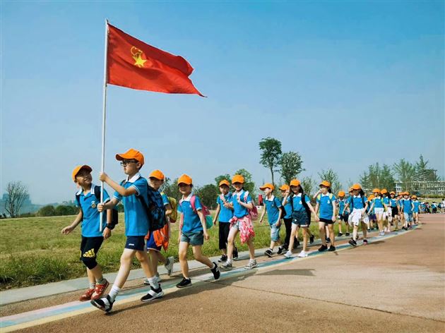 小脚量春天 远足致童年——记我校附小四年级研学活动