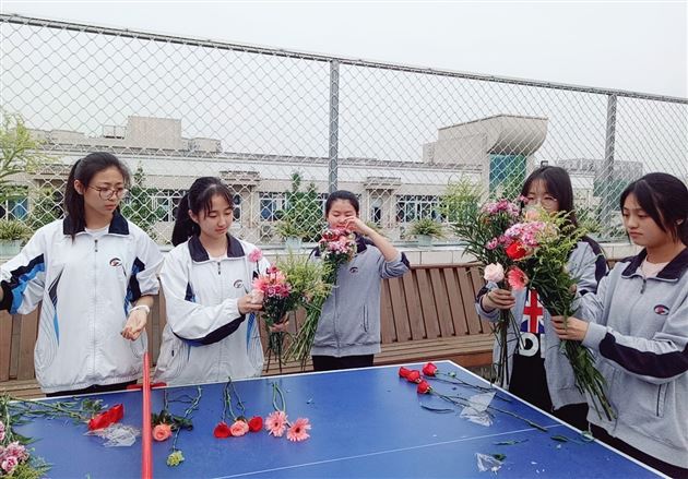 浓情五月天 感恩母亲节——记我校国际部花艺课堂初体验