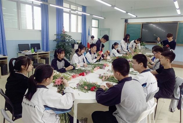 浓情五月天 感恩母亲节——记我校国际部花艺课堂初体验