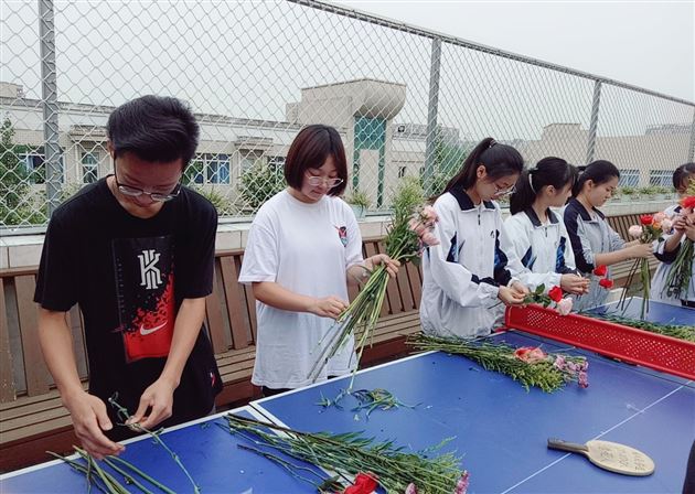 浓情五月天 感恩母亲节——记我校国际部花艺课堂初体验