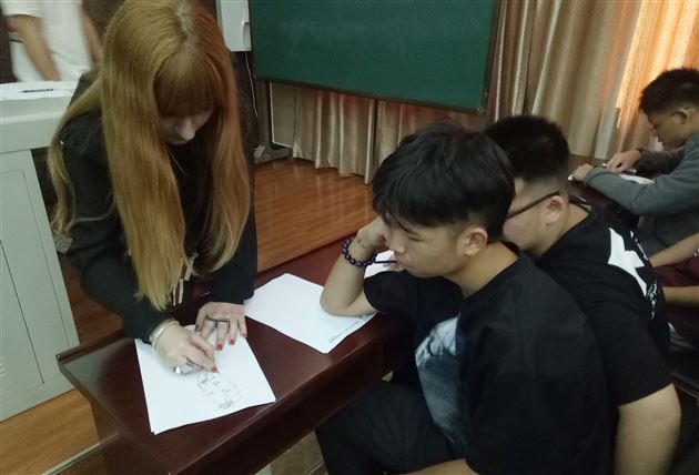 来自英伦时尚界的创意视觉传达——ACG时尚插画大师Ana棠外嗨体验