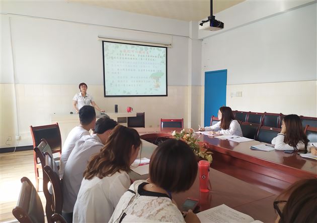 家校携手,做立体教育——我校附小班主任杨梅工作室举行系列讲座活动