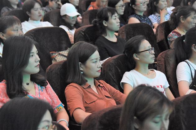 阅读,送给孩子一生的财富——我校附小一年级举行家长学校讲座