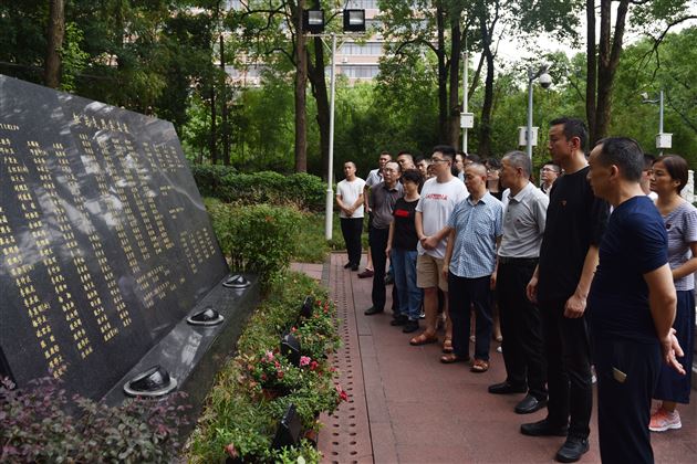 学习劳模回头看 党团共建立新功——中共成都棠湖外国语学校第四党支部红色研修暨团队建设活动