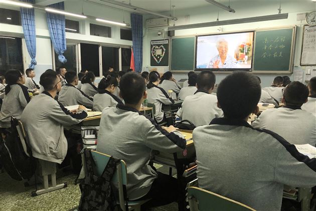 五星红旗,我为你自豪——我校高中部开展收看《开学第一课》活动