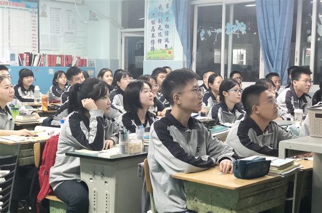 五星红旗,我为你自豪——我校高中部开展收看《开学第一课》活动