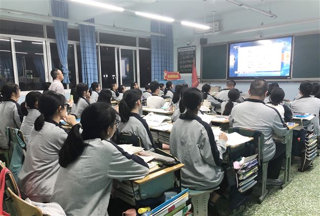 五星红旗,我为你自豪——我校高中部开展收看《开学第一课》活动