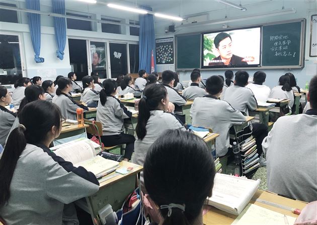 五星红旗,我为你自豪——我校高中部开展收看《开学第一课》活动