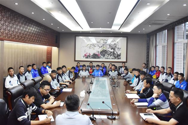 我校高中召开足球特长生培养专题会