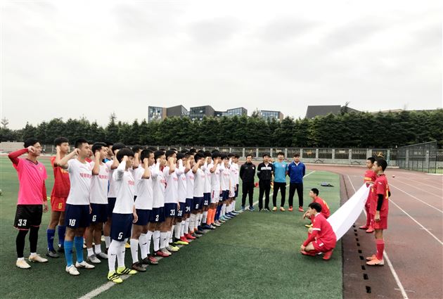 我校高中召开足球特长生培养专题会
